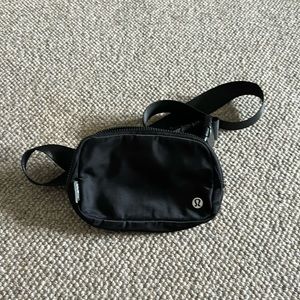 Lululemon everywhere belt bag